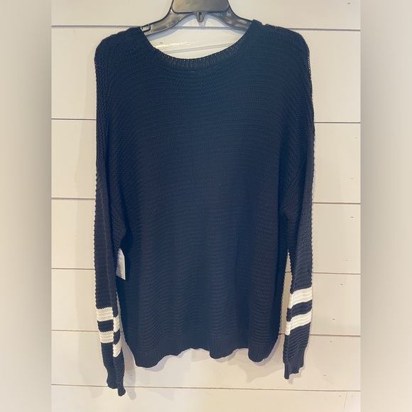 Textured knit black and white sleeved sweater - Picture 3 of 4